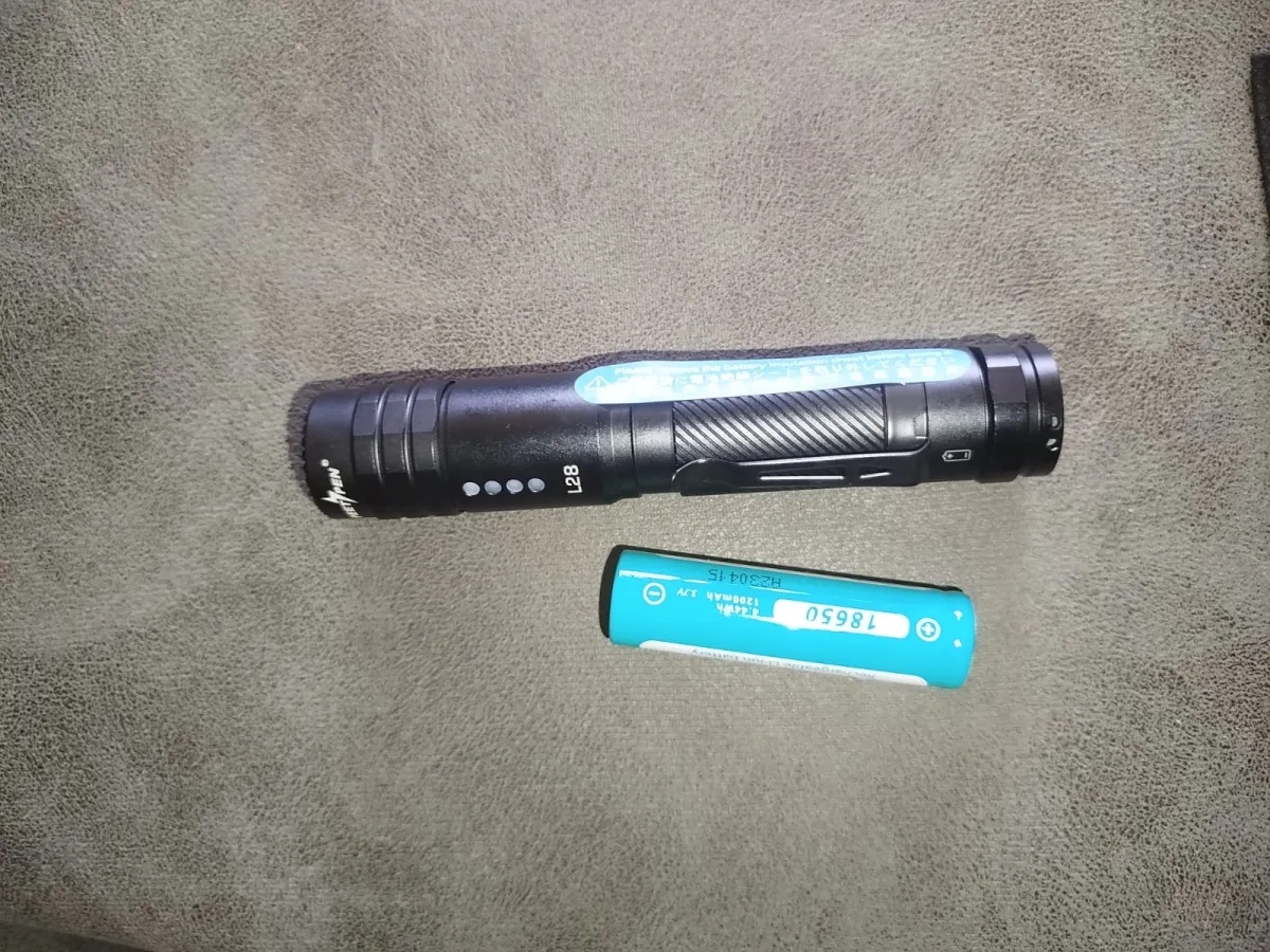 Peetpen L28 flashlight, side view